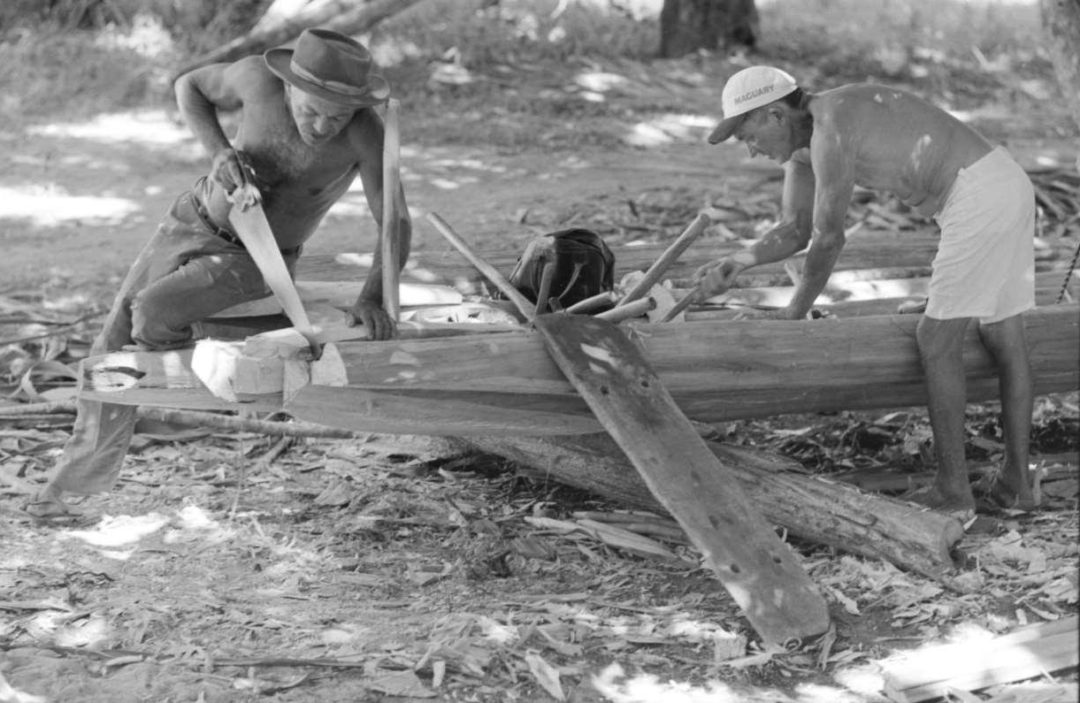Processo de construção de uma jangada em Gaibu.